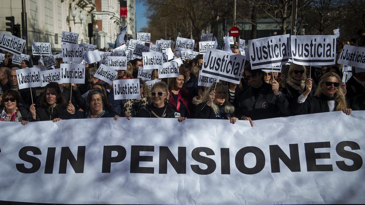 Decenas de personas protestan durante una manifestación de abogados y procuradores.