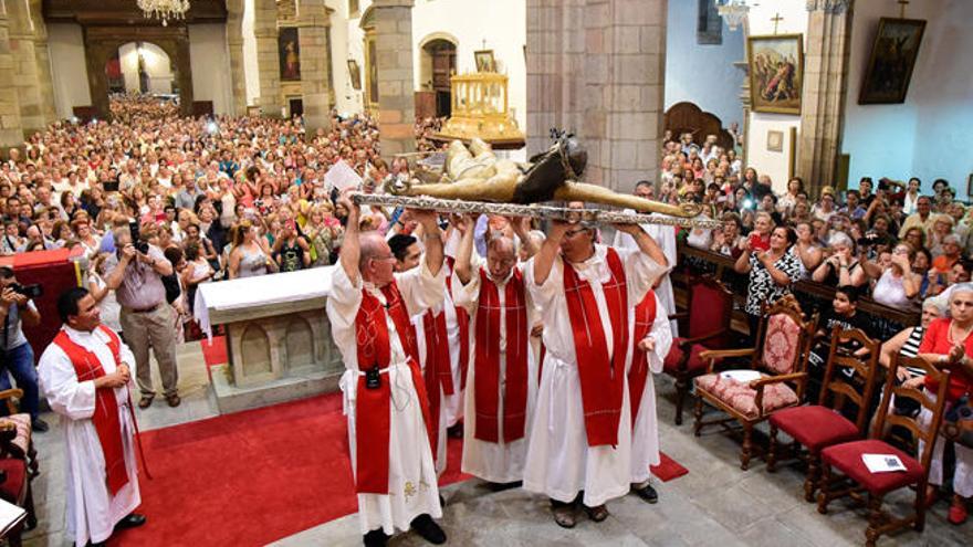 Los sacerdotes portan al Cristo hasta el altar para entregarlo a los mayordomos antes de la subida, ayer.