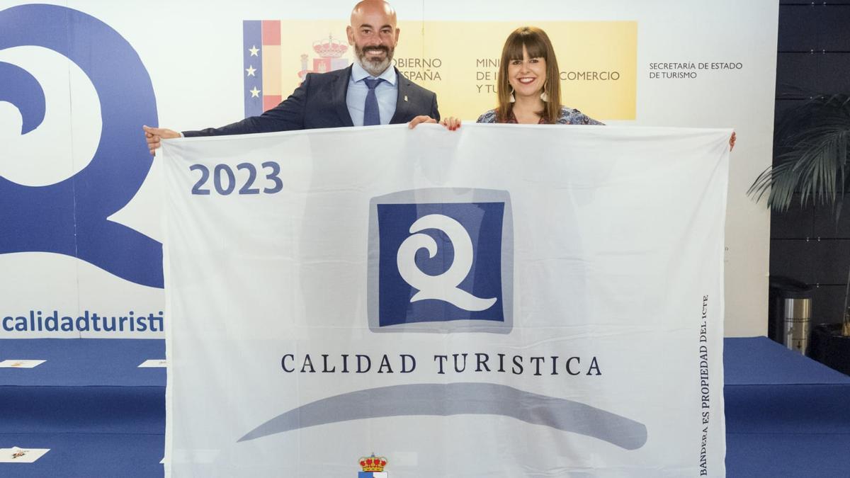 El alcalde de Ribadesella, Paulo García, y la concejala de Turismo, Leticia Cué reciben en Madrid la bandera Q de calidad para la playa de Santa Marina