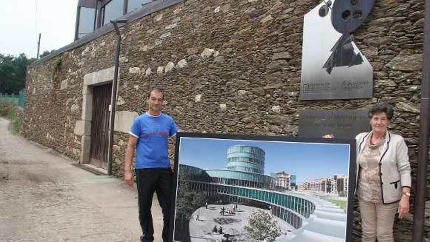 El edil de Turismo llevó nuevos paneles informativos al albergue.
