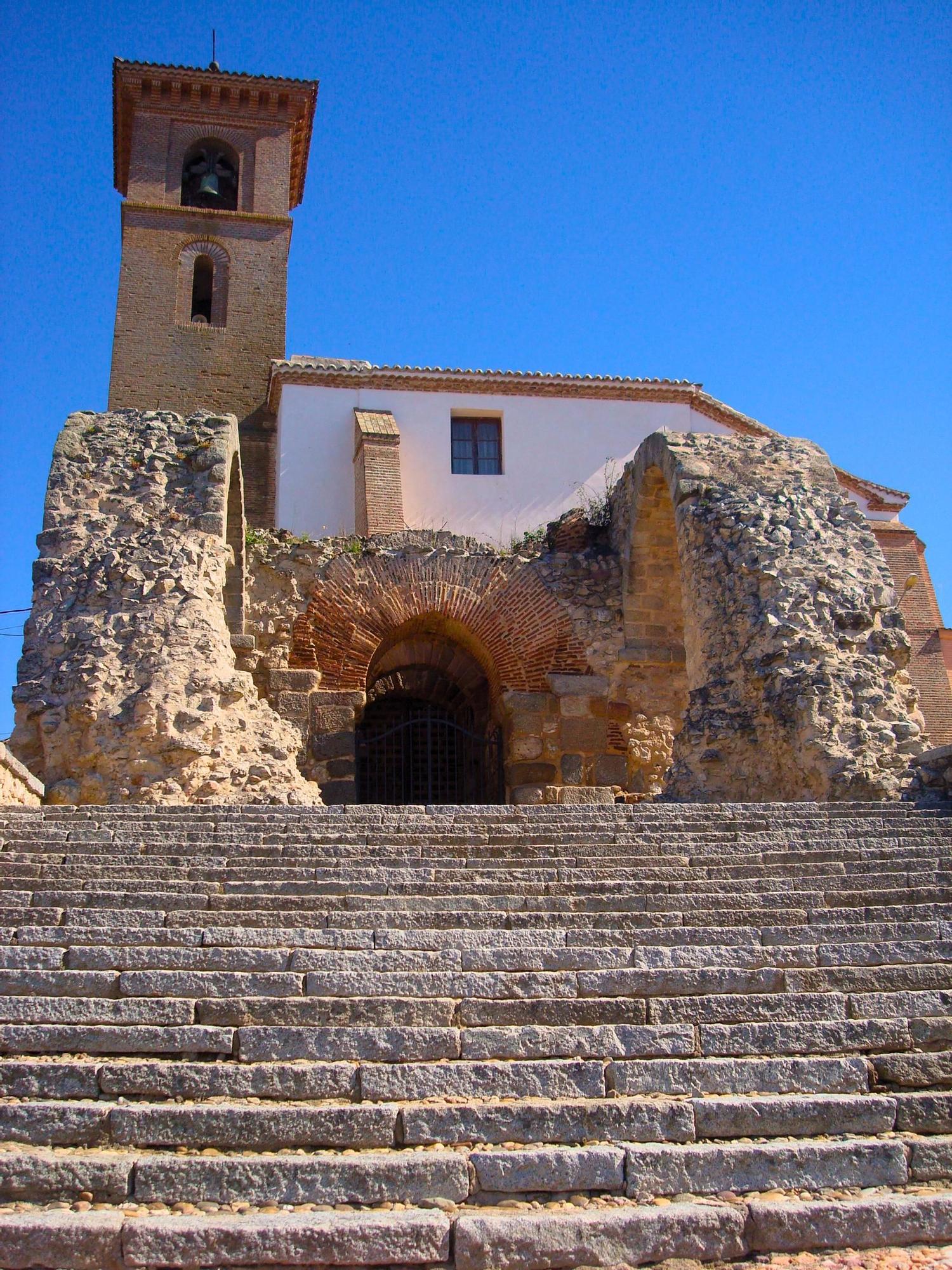 La Iglesia Parroquial Santa María de los Alcázares, justo delante la puerta califal.