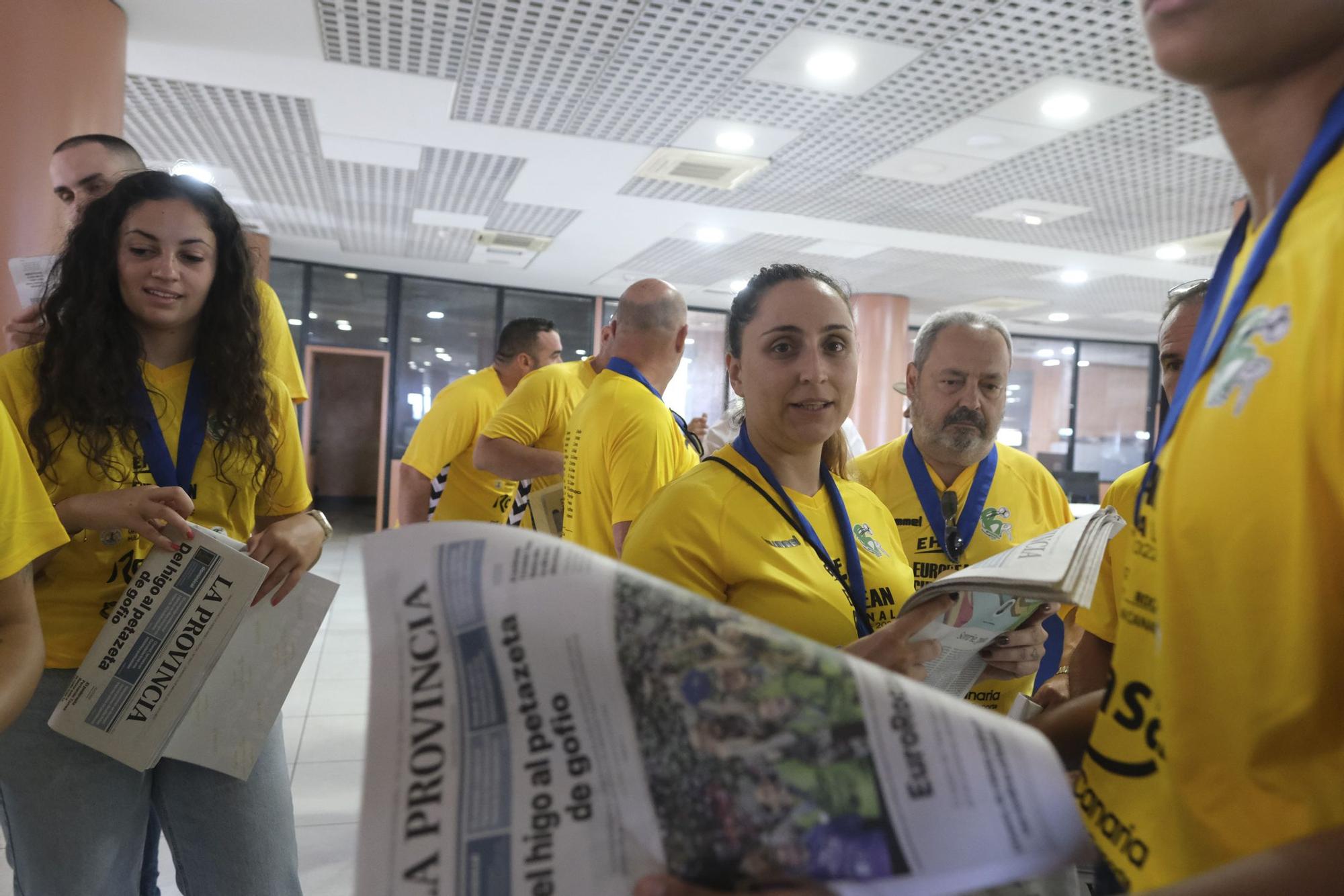 El Rocasa visita LA PROVINCIA con su tercer trofeo de campeón europeo de balonmano femenino