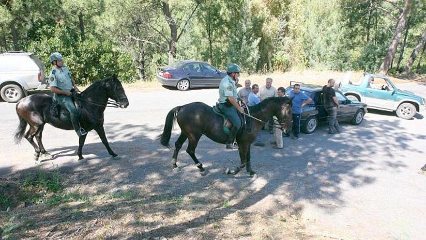 Varios agentes patrullan ayer a caballo, en Toén. / jesús regal