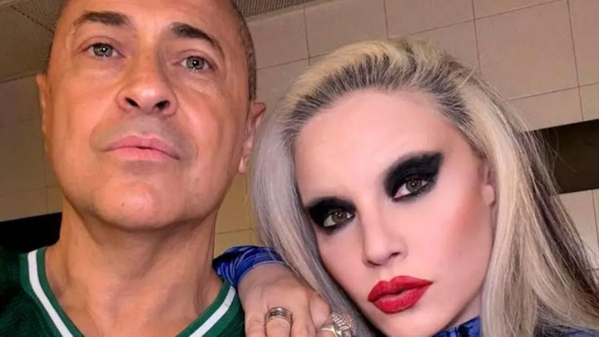 Pedro Munster junto a Alaska.