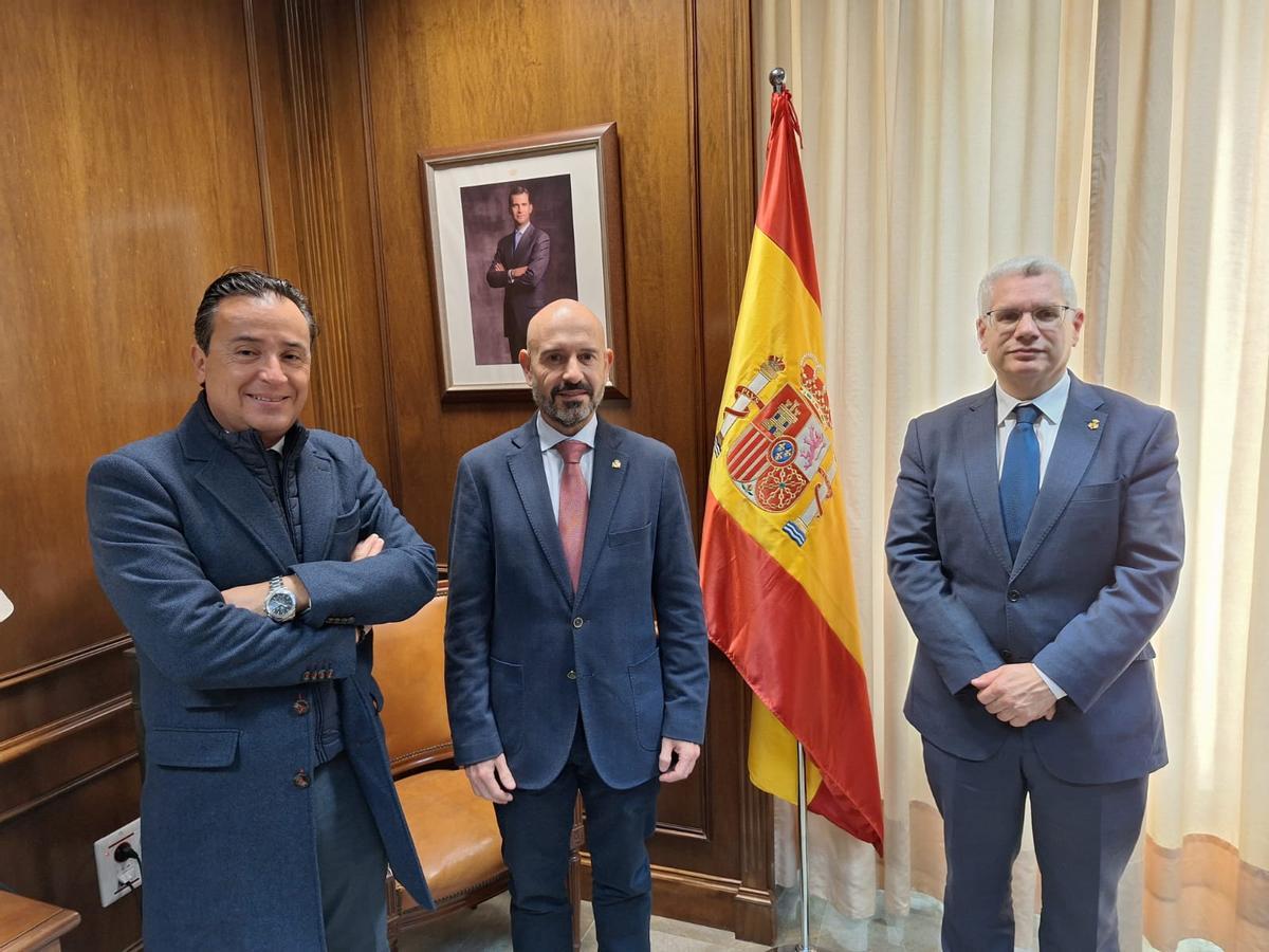 Reunión de Javier Salas con los representantes de la cofradía de El Rico.