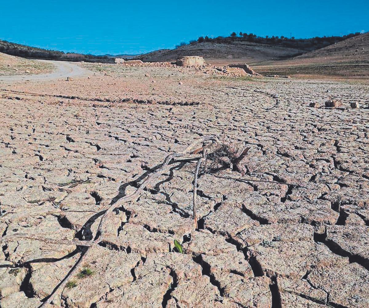 Suelo de una presa totalmente seca y sin agua por la escasez de lluvias.. SEQUIA
