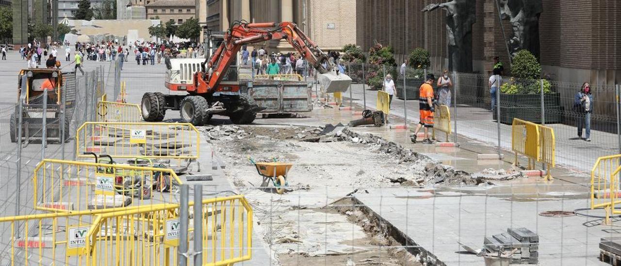 La renovación de una tubería frente del ayuntamiento ha obligado a abrir una amplia franja en el pavimento.