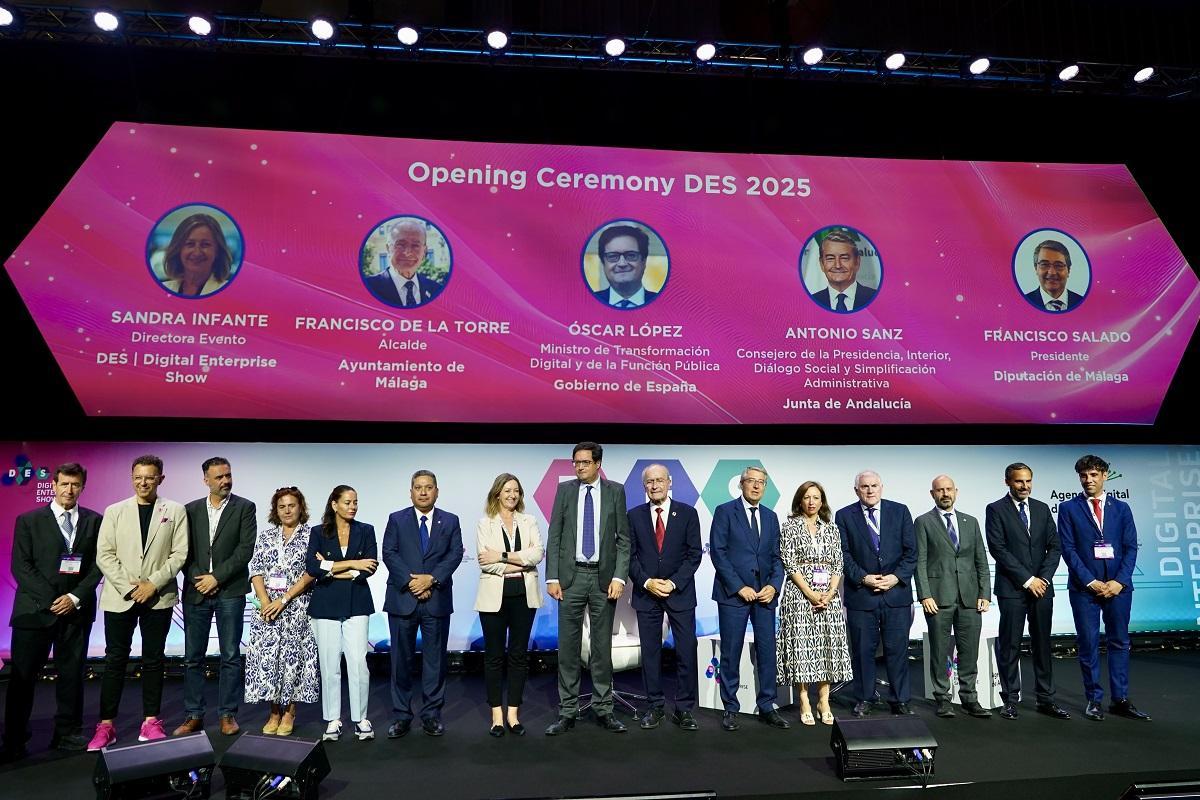 La foto de familia de la inaguración del foro tecnológico DES de Málaga.