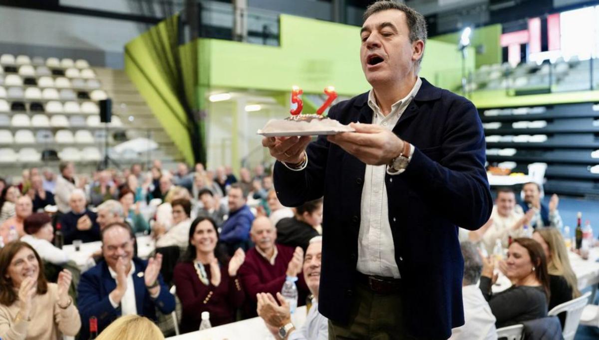 Rodríguez sopla las velas de su cumpleaños. |  Bernabé