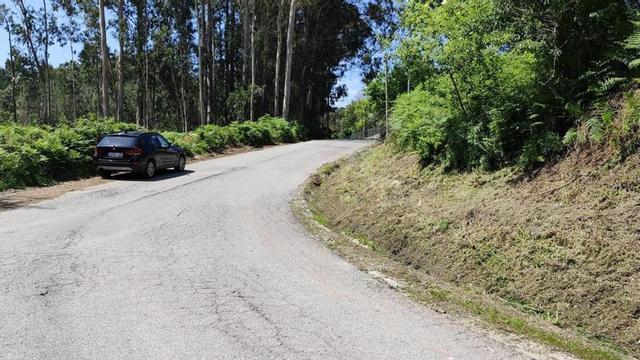 Algunos de los trabajos de roza y desbroce de viales en Cangas. | FDV