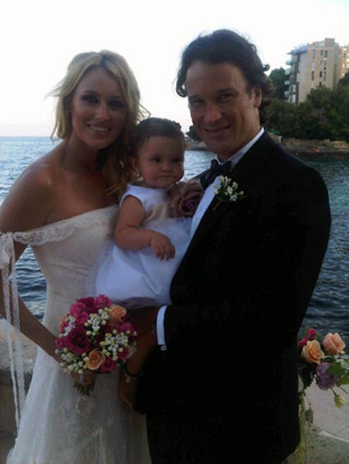 Carolina Cerezuela i Carlos Moyà el dia del seu casament amb la seva filla Carla. Carolina Cerezuela i Carlos Moyà el dia del seu casament amb la seva filla Carla.