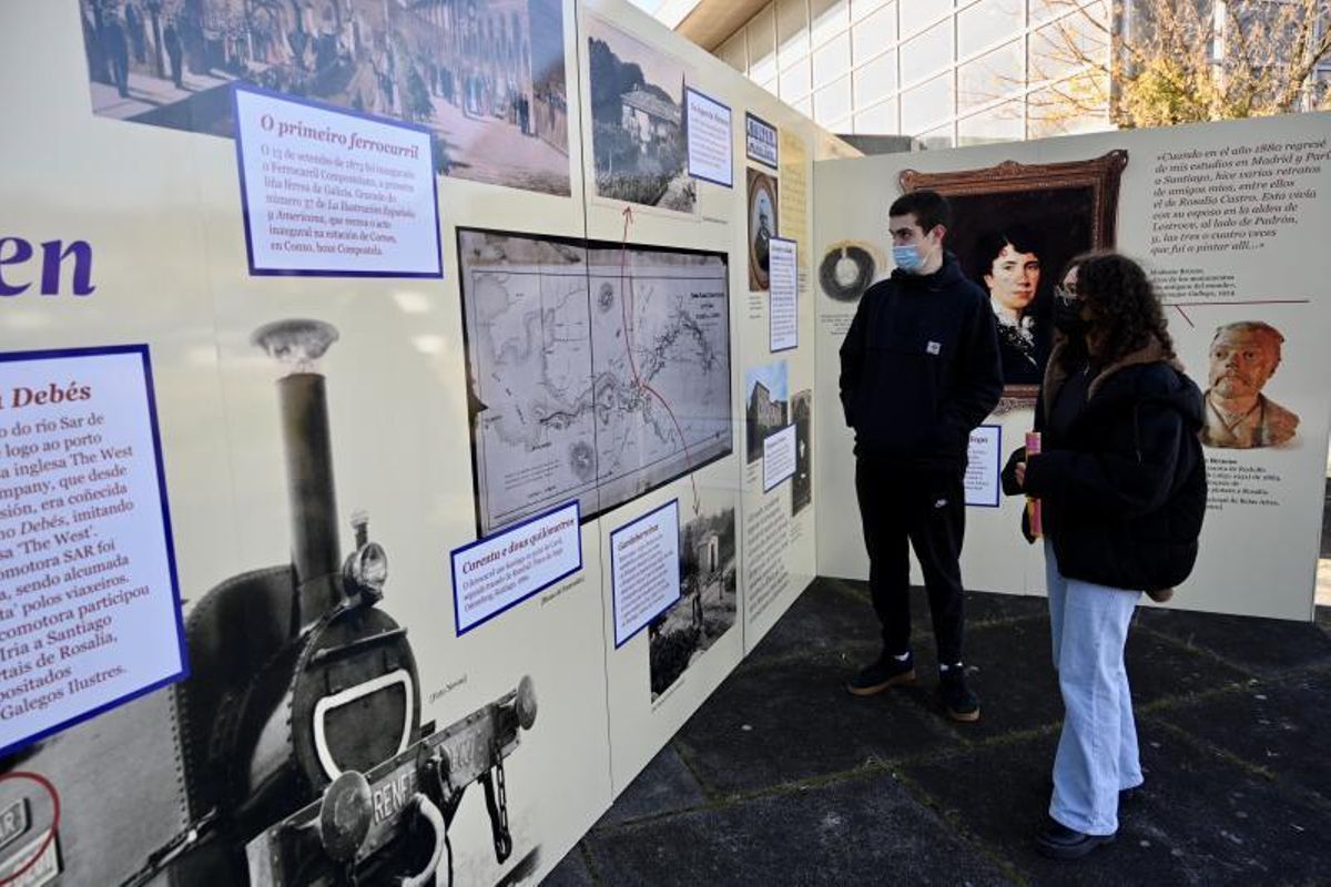 Exposición sobre os 50 anos da Casa de Rosalía, no exterior. | // R.V.