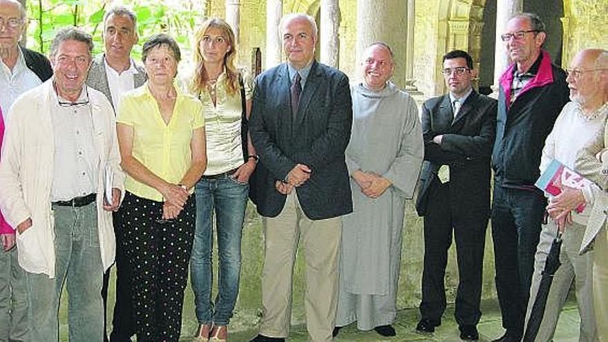 Miembros del Círculo Cultural de Valdediós, con el padre Juan de Dios.