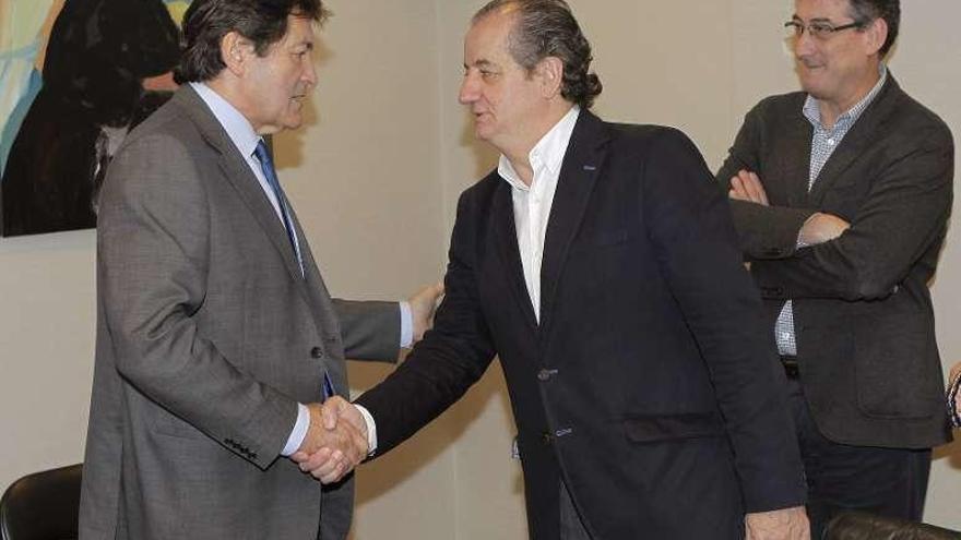 Javier Fernández saluda a Nicanor García en presencia de Ignacio Prendes al inicio de la reunión.