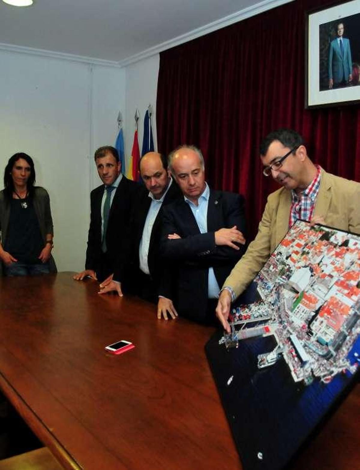 Javier Guillén, durante la presentación ayer de las etapas. // I. Abella