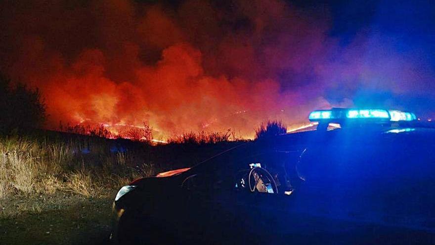 Un coche policial en el lugar del incendio.