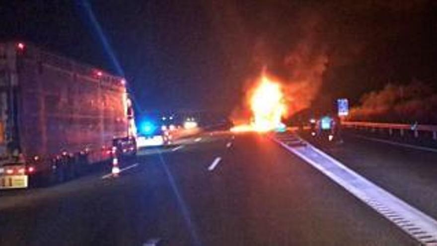 El camió cremant-se a l&#039;autopista, a l&#039;altura de Borrassà