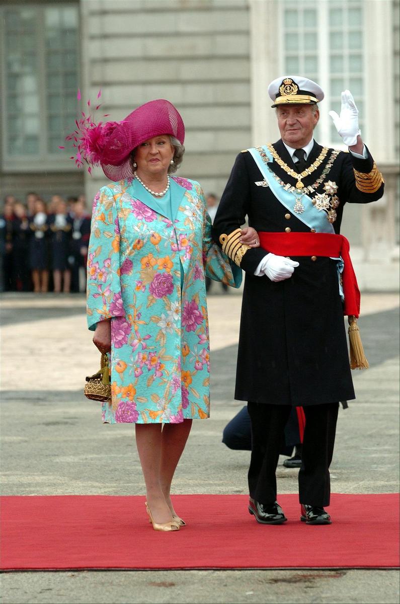 El rey Juan Carlos y Pilar de Borbón en la boda de Letizia y Felipe