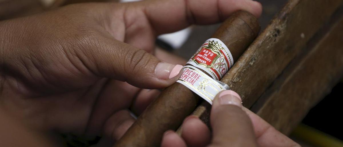 Una mujer remata un puro en las instalaciones de la Corona Tobacco Factory, localizadas en La Habana (Cuba).