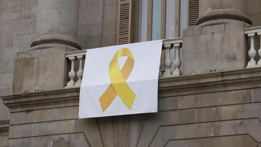 La Junta Electoral dona 48 hores per retirar llaços grocs i estelades d&#039;edificis públics