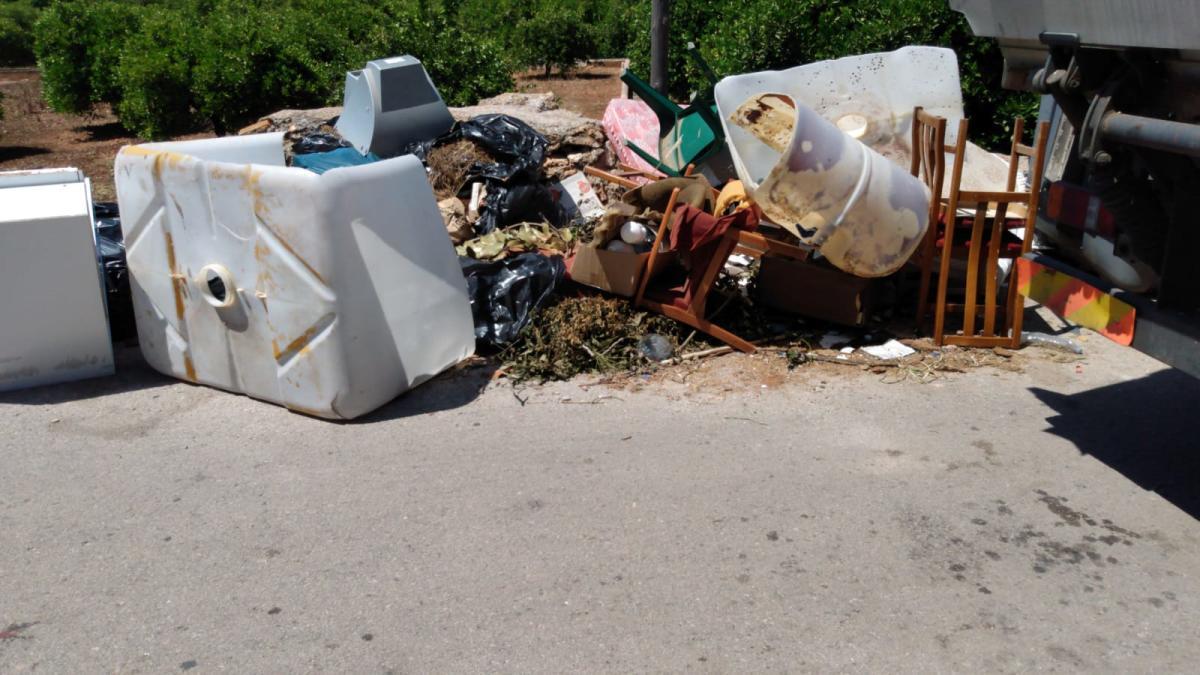 Trastos abandonados indebidamente junto al ecoparque.