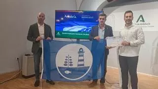La playa de La Breña recibe la Bandera Azul de la Junta de Andalucía