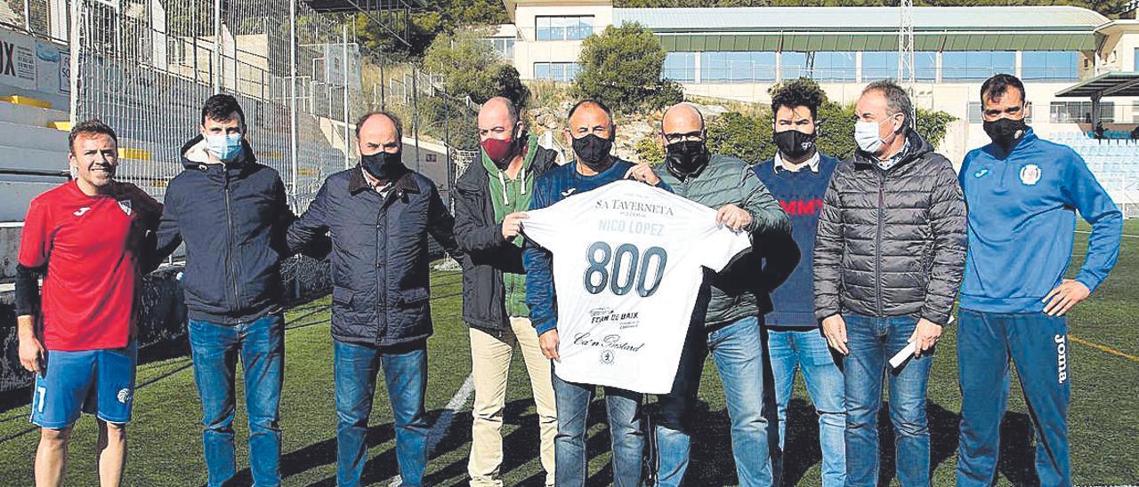 Representantes del Llosetense y Santanyí con el homenajeado Nico López.