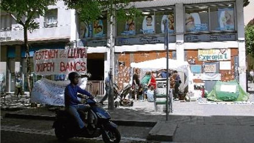 El ocupes van muntar una acampada davant de l&#039;antic local en senyal de protesta el mes de maig.