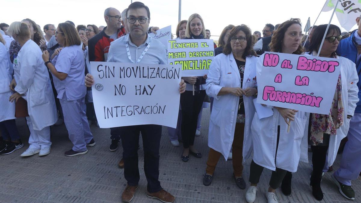 Concentración del personal laboral del departamento de salud de la Ribera en 2019 pidiendo mejoras laborale.s