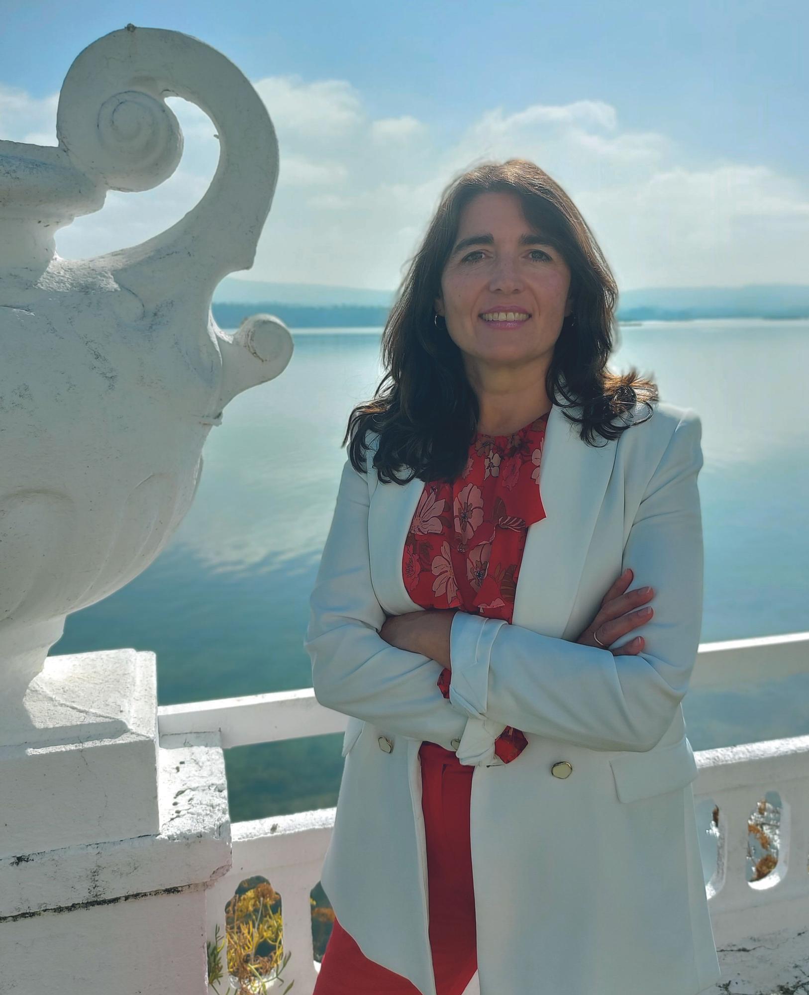 La directora del Louxo, mostrando las vistas que se observan desde su hotel.