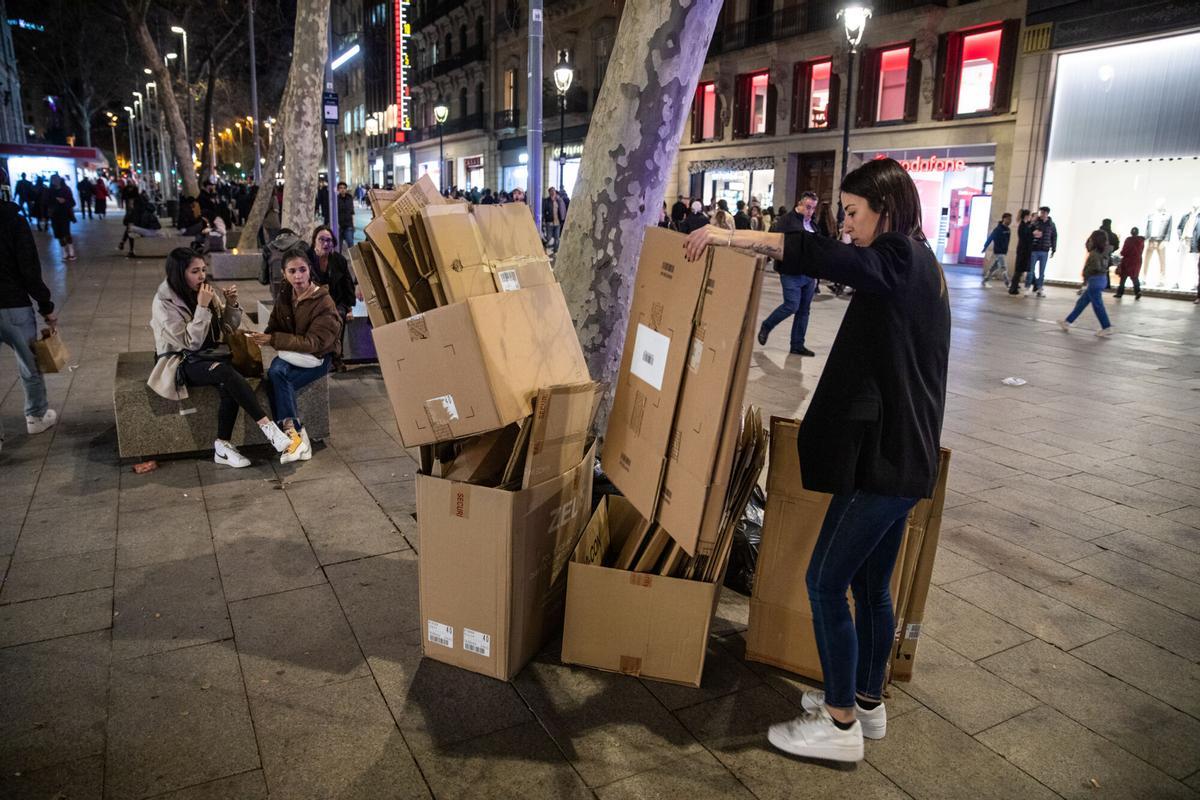 Cartones y bolsas de embalaje de las tiendas del centro de Barcelona debido al aumento de demanda de pedidos online.