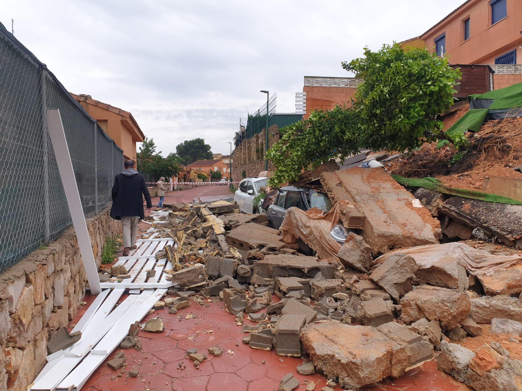 Cae el muro de una casa en la urbanización Masía de Traver de Riba-roja de Túria