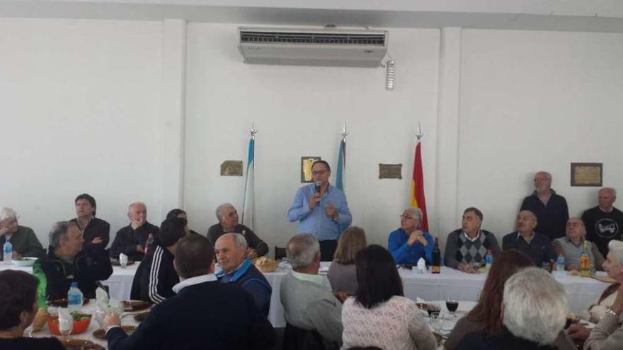 El alcalde de Vila de Cruces, Jesús Otero, interviene durante el almuerzo en Paso del Rei.