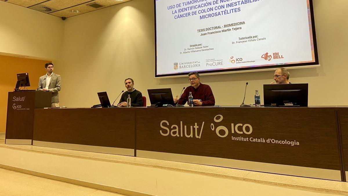 Juan Francisco Martín Tejera (izquierda) en la lectura de su tesis doctoral en Barcelona, junto al tribunal compuesto por Oriol Casanovas, David Páez y Albert Morales.