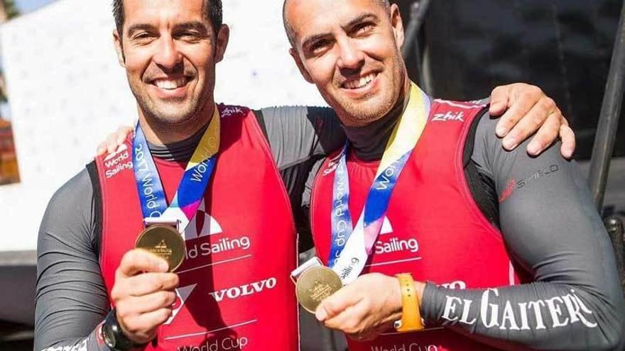 Federico y Arturo Alonso Tellechea, con las medallas logradas en Miami.