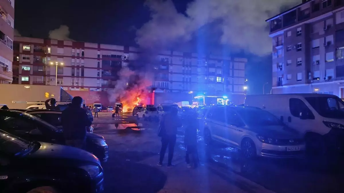 Cuatro vehículos calcinados en un incendio en un descampado del barrio de Tormos en València