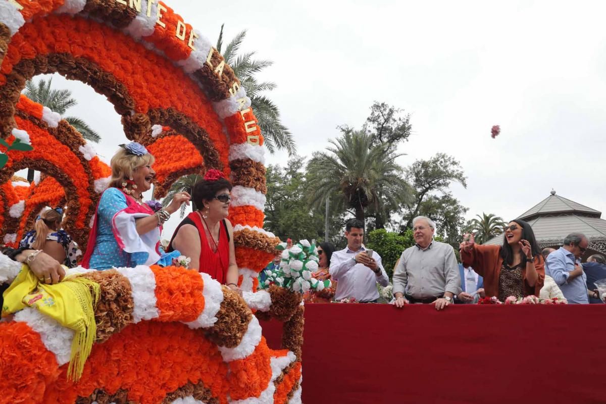 Miles de cordobeses participan en la Batalla de las Flores