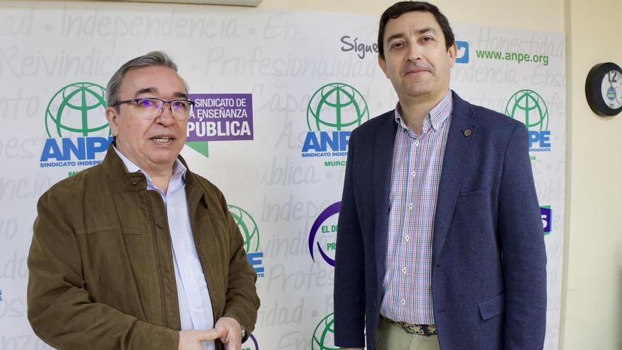 El presidente nacional de ANPE, Francisco Venzalá (d), junto al responsable regional del sindicato, Clemente Hernández.