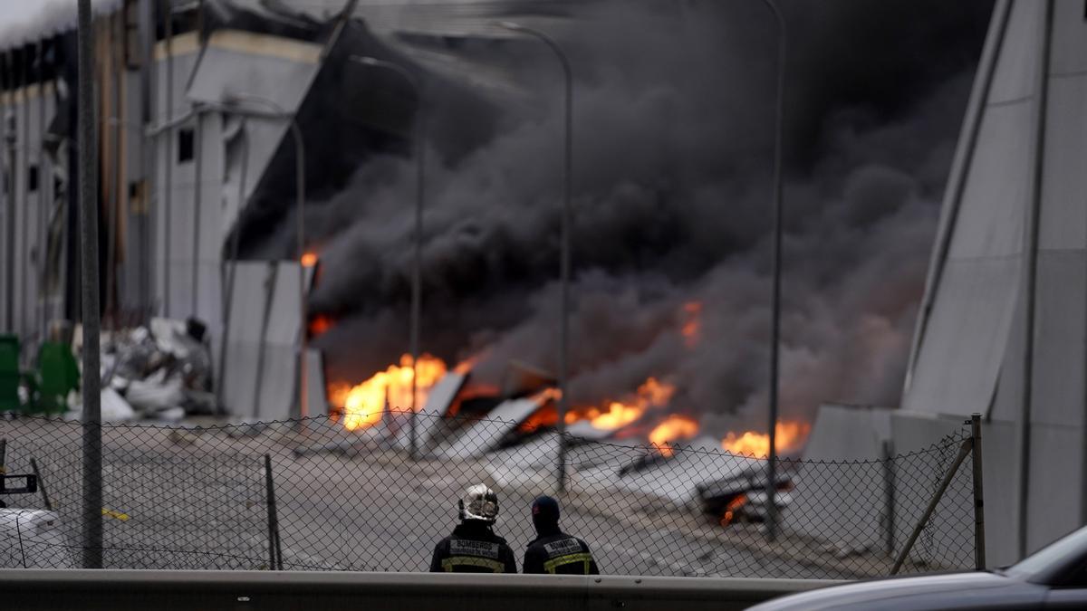 Gran nube de humo por un incendio en una nave industrial de Seseña, en Toledo