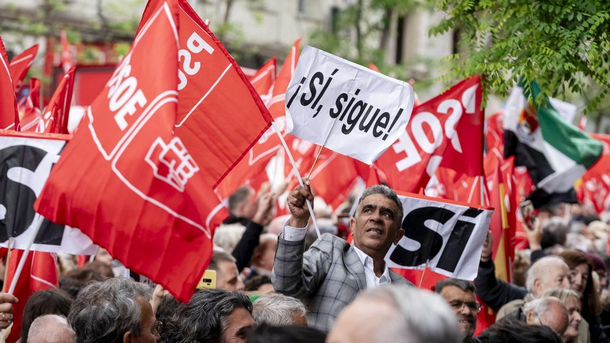 El PSOE escenifica un últim i massiu intent perquè Sánchez no dimiteixi