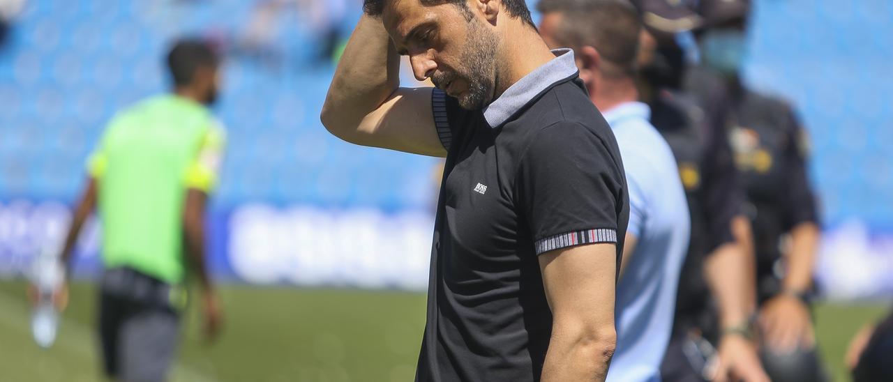 Sergio Mora abandona contrariado el campo después de un partido en el José Rico Pérez.