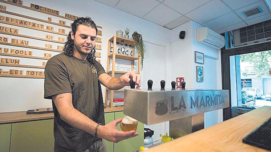 Els socis Ferran Tuneu Díaz i Germán Fernández García (a la fotografia) van obrir la cerveseria La Marmita al carrer del Doctor Zamenhof el desembre del 2020. Comenten que les restriccions horàries no els han afectat de manera especial, en el seu cas. Així i tot, confien que la situació continuï millorant.