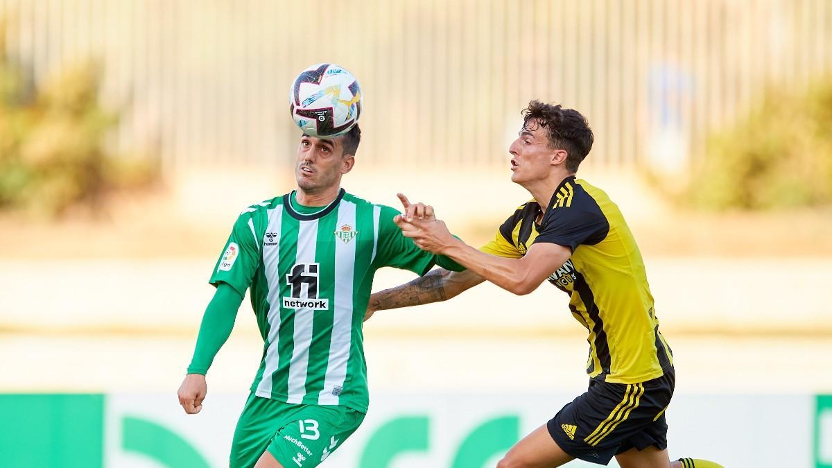 Juanmi disputa un balón en el amistoso contra el Zaragoza