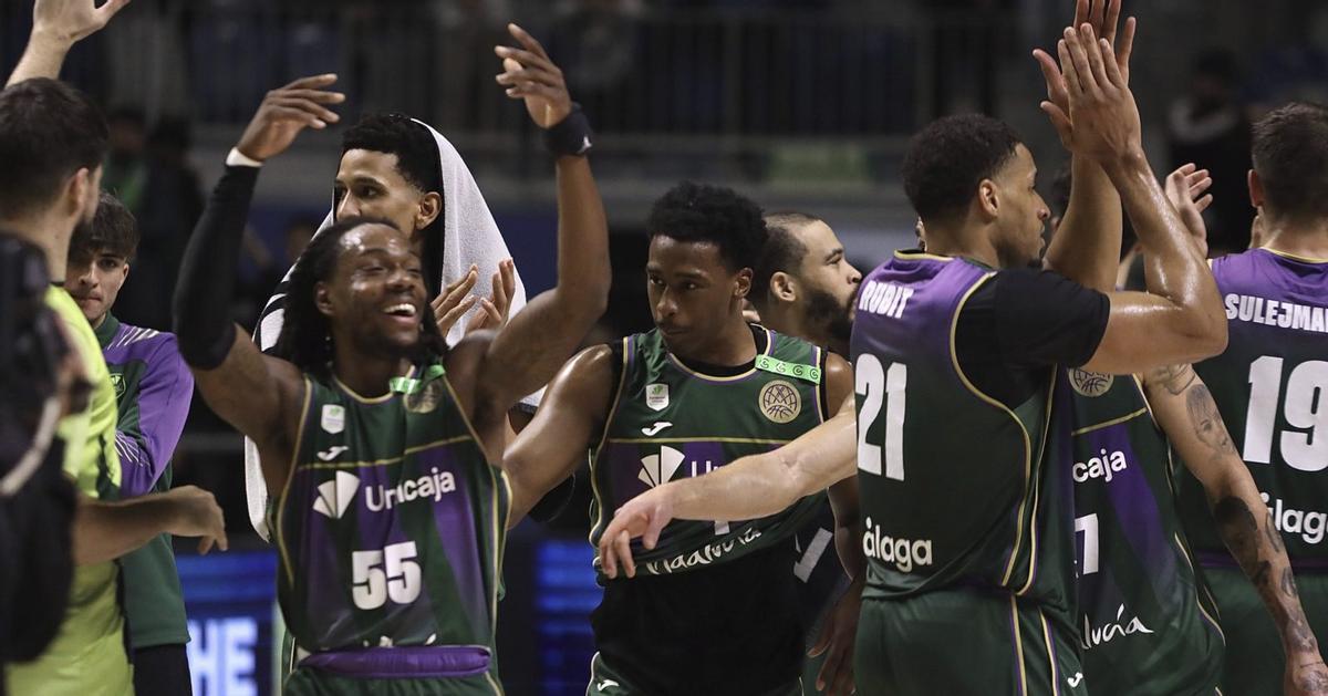 Los jugadores del Unicaja celebran una victoria en el Palacio Martín Carpena
