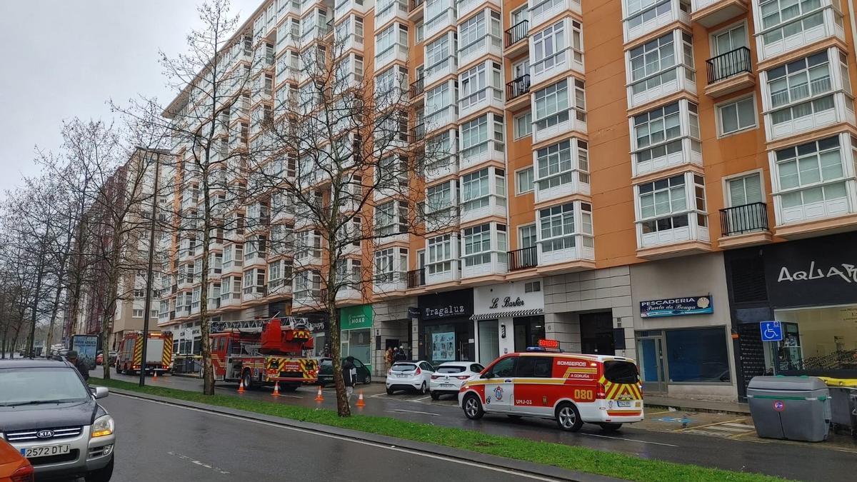 Los bomberos acuden a Novo Mesoiro por un incendio en una vivienda.