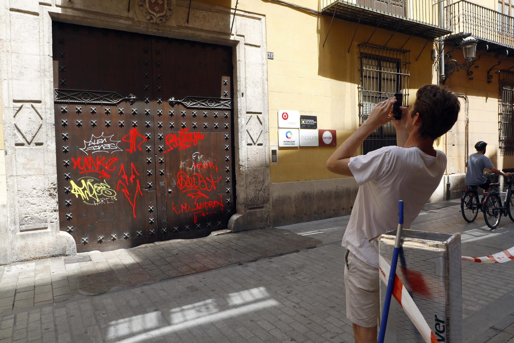 Las pintadas en el portón de entrada del Palau dels Mercader