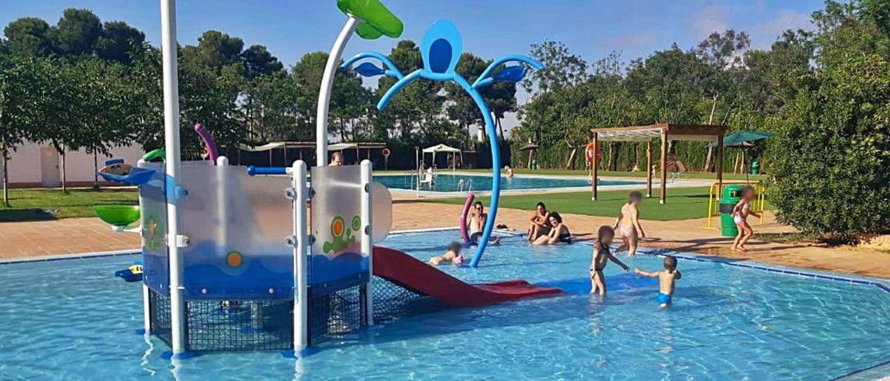 Pocos bañistas en el fin de semana en la piscina de Santa Ana de Albal