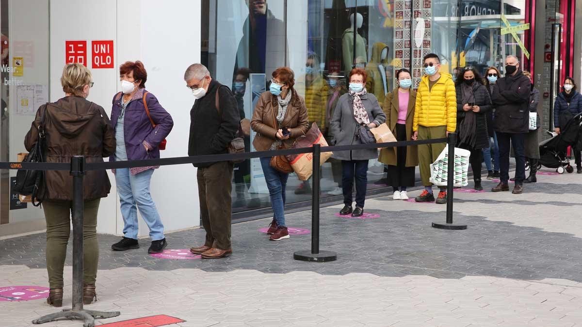 Colas en el centro comercial Glòries el primer día de apertura de lunes a viernes