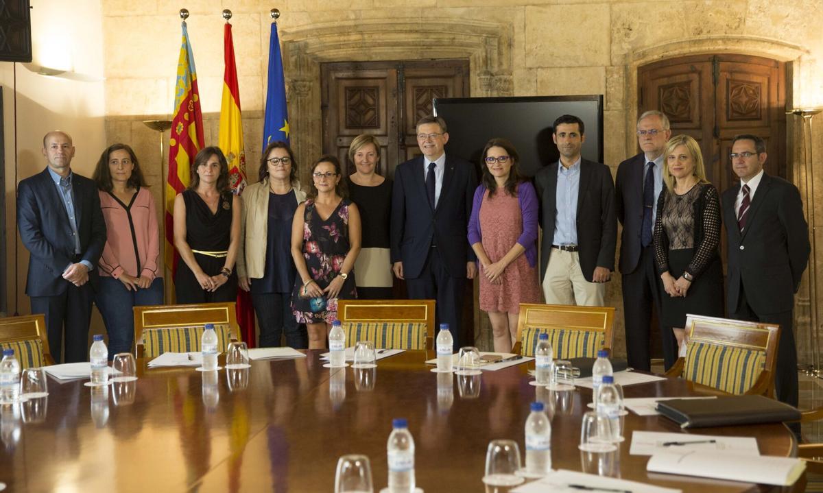 COMUNIDAD/// El presidente de la Comunidad Ximo Puig se reúne con representantes de la asociación de víctimas del accidente del metro y miembros del consejo asesor de la ley de seguridad ferroviaria. Ximo Puig. PGV. reunión asociación de víctimas del accidente del metro avm3j