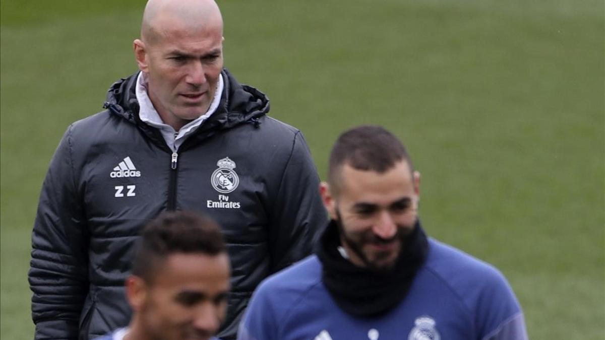 Zinedine Zidane, detrás de Benzema y Casemiro durante el entrenamiento de este viernes